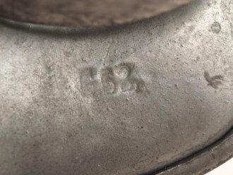 1.Weltkrieg , Stahlhelm Modell 1916. Hersteller G62 ( Gebrüder Gnüchtel A.G., Lauter in Sachsen) Original lackiertes Stück. Originales M16 Innenfutter, höchstwahrscheinlich in den frühen 20iger Jahren ausgebaut und mit Kinnriemen versehen,