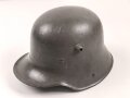 1.Weltkrieg , Stahlhelm Modell 1916. Hersteller G62 ( Gebrüder Gnüchtel A.G., Lauter in Sachsen) Original lackiertes Stück. Originales M16 Innenfutter, höchstwahrscheinlich in den frühen 20iger Jahren ausgebaut und mit Kinnriemen versehen,