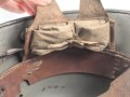 1.Weltkrieg , Stahlhelm Modell 1916. Hersteller G62 ( Gebrüder Gnüchtel A.G., Lauter in Sachsen) Original lackiertes Stück. Originales M16 Innenfutter, höchstwahrscheinlich in den frühen 20iger Jahren ausgebaut und mit Kinnriemen versehen,