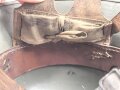 1.Weltkrieg , Stahlhelm Modell 1916. Hersteller G62 ( Gebrüder Gnüchtel A.G., Lauter in Sachsen) Original lackiertes Stück. Originales M16 Innenfutter, höchstwahrscheinlich in den frühen 20iger Jahren ausgebaut und mit Kinnriemen versehen,
