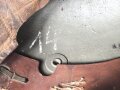 1.Weltkrieg , Stahlhelm Modell 1916. Hersteller G62 ( Gebrüder Gnüchtel A.G., Lauter in Sachsen) Original lackiertes Stück. Originales M16 Innenfutter, höchstwahrscheinlich in den frühen 20iger Jahren ausgebaut und mit Kinnriemen versehen,