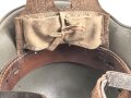 1.Weltkrieg , Stahlhelm Modell 1916. Hersteller G62 ( Gebrüder Gnüchtel A.G., Lauter in Sachsen) Original lackiertes Stück. Originales M16 Innenfutter, höchstwahrscheinlich in den frühen 20iger Jahren ausgebaut und mit Kinnriemen versehen,