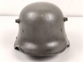 1.Weltkrieg , Stahlhelm Modell 1916. Hersteller G62 ( Gebrüder Gnüchtel A.G., Lauter in Sachsen) Original lackiertes Stück. Originales M16 Innenfutter, höchstwahrscheinlich in den frühen 20iger Jahren ausgebaut und mit Kinnriemen versehen,