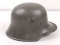 1.Weltkrieg , Stahlhelm Modell 1916. Hersteller G62 ( Gebrüder Gnüchtel A.G., Lauter in Sachsen) Original lackiertes Stück. Originales M16 Innenfutter, höchstwahrscheinlich in den frühen 20iger Jahren ausgebaut und mit Kinnriemen versehen,