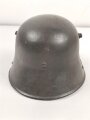 1.Weltkrieg , Stahlhelm Modell 1916. Hersteller G62 ( Gebrüder Gnüchtel A.G., Lauter in Sachsen) Original lackiertes Stück. Originales M16 Innenfutter, höchstwahrscheinlich in den frühen 20iger Jahren ausgebaut und mit Kinnriemen versehen,