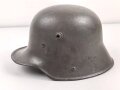 1.Weltkrieg , Stahlhelm Modell 1916. Hersteller G62 ( Gebrüder Gnüchtel A.G., Lauter in Sachsen) Original lackiertes Stück. Originales M16 Innenfutter, höchstwahrscheinlich in den frühen 20iger Jahren ausgebaut und mit Kinnriemen versehen,