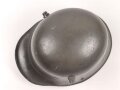1.Weltkrieg , Stahlhelm Modell 1916. Hersteller G62 ( Gebrüder Gnüchtel A.G., Lauter in Sachsen) Original lackiertes Stück. Originales M16 Innenfutter, höchstwahrscheinlich in den frühen 20iger Jahren ausgebaut und mit Kinnriemen versehen,
