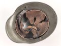 1.Weltkrieg , Stahlhelm Modell 1916. Hersteller G62 ( Gebrüder Gnüchtel A.G., Lauter in Sachsen) Original lackiertes Stück. Originales M16 Innenfutter, höchstwahrscheinlich in den frühen 20iger Jahren ausgebaut und mit Kinnriemen versehen,