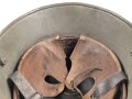 1.Weltkrieg , Stahlhelm Modell 1916. Hersteller G62 ( Gebrüder Gnüchtel A.G., Lauter in Sachsen) Original lackiertes Stück. Originales M16 Innenfutter, höchstwahrscheinlich in den frühen 20iger Jahren ausgebaut und mit Kinnriemen versehen,