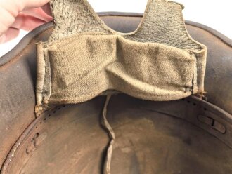 1.Weltkrieg , Stahlhelm Modell 1917. Hersteller ET64 ( Eisenhüttenwerk Thale A.G., Thale a/Harz)  Ungereinigtes Stück, das Innenfutter original verbaut
