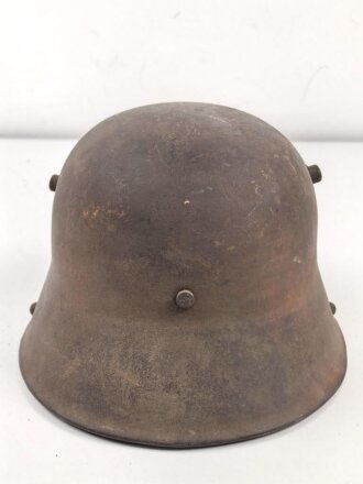 1.Weltkrieg , Stahlhelm Modell 1917. Hersteller ET64 ( Eisenhüttenwerk Thale A.G., Thale a/Harz)  Ungereinigtes Stück, das Innenfutter original verbaut