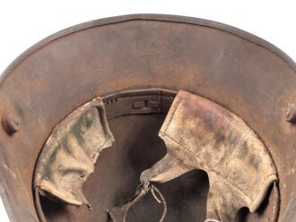 1.Weltkrieg , Stahlhelm Modell 1917. Hersteller ET64 ( Eisenhüttenwerk Thale A.G., Thale a/Harz)  Ungereinigtes Stück, das Innenfutter original verbaut