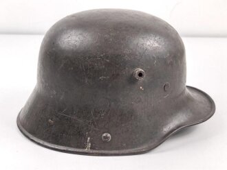 1.Weltkrieg , Stahlhelm Modell 1917. schwach lesbarer Hersteller ET66 ( Eisenhüttenwerk Thale A.G., Thale a/Harz)  Ungereinigtes Stück, das Innenfutter original verbaut, die hintere Niete fehlt