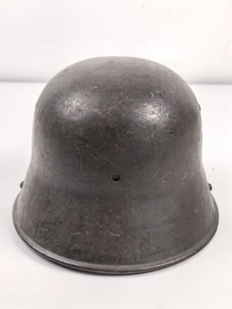 1.Weltkrieg , Stahlhelm Modell 1917. schwach lesbarer Hersteller ET66 ( Eisenhüttenwerk Thale A.G., Thale a/Harz)  Ungereinigtes Stück, das Innenfutter original verbaut, die hintere Niete fehlt