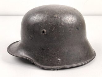 1.Weltkrieg , Stahlhelm Modell 1917. schwach lesbarer Hersteller ET66 ( Eisenhüttenwerk Thale A.G., Thale a/Harz)  Ungereinigtes Stück, das Innenfutter original verbaut, die hintere Niete fehlt