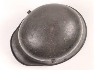 1.Weltkrieg , Stahlhelm Modell 1917. schwach lesbarer Hersteller ET66 ( Eisenhüttenwerk Thale A.G., Thale a/Harz)  Ungereinigtes Stück, das Innenfutter original verbaut, die hintere Niete fehlt