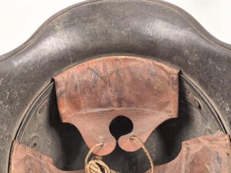 1.Weltkrieg , Stahlhelm Modell 1917. schwach lesbarer Hersteller ET66 ( Eisenhüttenwerk Thale A.G., Thale a/Harz)  Ungereinigtes Stück, das Innenfutter original verbaut, die hintere Niete fehlt
