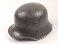 1.Weltkrieg , Stahlhelm Modell 1917. schwach lesbarer Hersteller ET66 ( Eisenhüttenwerk Thale A.G., Thale a/Harz)  Ungereinigtes Stück, das Innenfutter original verbaut, die hintere Niete fehlt