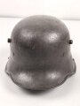1.Weltkrieg , Stahlhelm Modell 1917. schwach lesbarer Hersteller ET66 ( Eisenhüttenwerk Thale A.G., Thale a/Harz)  Ungereinigtes Stück, das Innenfutter original verbaut, die hintere Niete fehlt