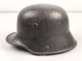 1.Weltkrieg , Stahlhelm Modell 1917. schwach lesbarer Hersteller ET66 ( Eisenhüttenwerk Thale A.G., Thale a/Harz)  Ungereinigtes Stück, das Innenfutter original verbaut, die hintere Niete fehlt