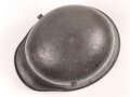 1.Weltkrieg , Stahlhelm Modell 1917. schwach lesbarer Hersteller ET66 ( Eisenhüttenwerk Thale A.G., Thale a/Harz)  Ungereinigtes Stück, das Innenfutter original verbaut, die hintere Niete fehlt