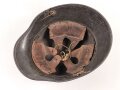 1.Weltkrieg , Stahlhelm Modell 1917. schwach lesbarer Hersteller ET66 ( Eisenhüttenwerk Thale A.G., Thale a/Harz)  Ungereinigtes Stück, das Innenfutter original verbaut, die hintere Niete fehlt