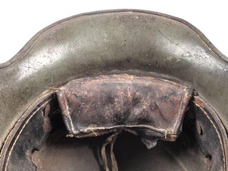 1.Weltkrieg , Stahlhelm Modell 1916. Hersteller G62 ( Gebrüder Gnüchtel A.G., Lauter in Sachsen) Original lackiertes Stück, das Innefutter original verbaut. Ungereinigt