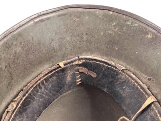 1.Weltkrieg , Stahlhelm Modell 1916. Hersteller G62 ( Gebrüder Gnüchtel A.G., Lauter in Sachsen) Original lackiertes Stück, das Innefutter original verbaut. Ungereinigt