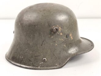 1.Weltkrieg , Stahlhelm Modell 1916. Hersteller G62 ( Gebrüder Gnüchtel A.G., Lauter in Sachsen) Original lackiertes Stück, das Innefutter original verbaut. Ungereinigt