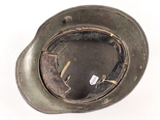 1.Weltkrieg , Stahlhelm Modell 1916. Hersteller G62 ( Gebrüder Gnüchtel A.G., Lauter in Sachsen) Original lackiertes Stück, das Innefutter original verbaut. Ungereinigt
