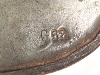 1.Weltkrieg , Stahlhelm Modell 1916. Hersteller G62 ( Gebrüder Gnüchtel A.G., Lauter in Sachsen) Original lackiertes Stück, das Innefutter original verbaut. Ungereinigt