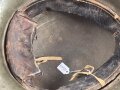 1.Weltkrieg , Stahlhelm Modell 1916. Hersteller G62 ( Gebrüder Gnüchtel A.G., Lauter in Sachsen) Original lackiertes Stück, das Innefutter original verbaut. Ungereinigt
