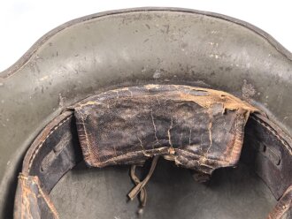 1.Weltkrieg , Stahlhelm Modell 1916. Hersteller G62 ( Gebrüder Gnüchtel A.G., Lauter in Sachsen) Original lackiertes Stück, das Innefutter original verbaut. Ungereinigt