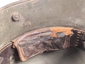 1.Weltkrieg , Stahlhelm Modell 1916. Hersteller G62 ( Gebrüder Gnüchtel A.G., Lauter in Sachsen) Original lackiertes Stück, das Innefutter original verbaut. Ungereinigt
