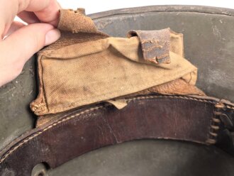 1.Weltkrieg , Stahlhelm Modell 1916. Hersteller G62 ( Gebrüder Gnüchtel A.G., Lauter in Sachsen) Original lackiertes Stück, das Innefutter original verbaut. Ungereinigt