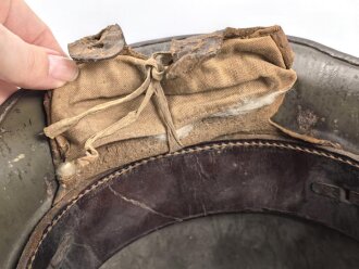 1.Weltkrieg , Stahlhelm Modell 1916. Hersteller G62 ( Gebrüder Gnüchtel A.G., Lauter in Sachsen) Original lackiertes Stück, das Innefutter original verbaut. Ungereinigt