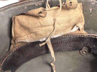 1.Weltkrieg , Stahlhelm Modell 1916. Hersteller G62 ( Gebrüder Gnüchtel A.G., Lauter in Sachsen) Original lackiertes Stück, das Innefutter original verbaut. Ungereinigt