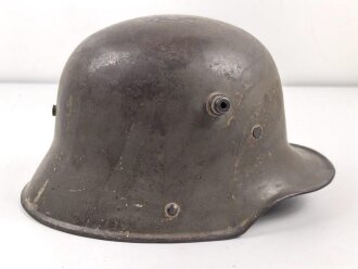 1.Weltkrieg , Stahlhelm Modell 1916. Hersteller G62 ( Gebrüder Gnüchtel A.G., Lauter in Sachsen) Original lackiertes Stück, das Innefutter original verbaut. Ungereinigt