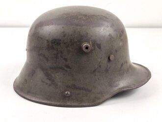 1.Weltkrieg , Stahlhelm Modell 1917. Hersteller ET64 ( Eisenhüttenwerk Thale A.G., Thale a/Harz)  Ungereinigtes Stück, Nieten und Ring original und vermutlich ursprünglich zugehörig.
