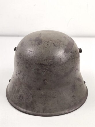 1.Weltkrieg , Stahlhelm Modell 1917. Hersteller ET64 ( Eisenhüttenwerk Thale A.G., Thale a/Harz)  Ungereinigtes Stück, Nieten und Ring original und vermutlich ursprünglich zugehörig.