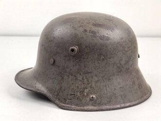 1.Weltkrieg , Stahlhelm Modell 1917. Hersteller ET64 ( Eisenhüttenwerk Thale A.G., Thale a/Harz)  Ungereinigtes Stück, Nieten und Ring original und vermutlich ursprünglich zugehörig.