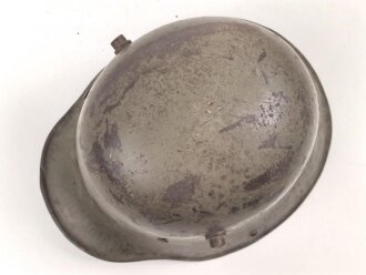 1.Weltkrieg , Stahlhelm Modell 1917. Hersteller ET64 ( Eisenhüttenwerk Thale A.G., Thale a/Harz)  Ungereinigtes Stück, Nieten und Ring original und vermutlich ursprünglich zugehörig.