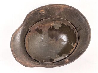 1.Weltkrieg , Stahlhelm Modell 1917. Hersteller ET64 ( Eisenhüttenwerk Thale A.G., Thale a/Harz)  Ungereinigtes Stück, Nieten und Ring original und vermutlich ursprünglich zugehörig.
