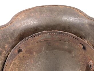 1.Weltkrieg , Stahlhelm Modell 1917. Hersteller ET64 ( Eisenhüttenwerk Thale A.G., Thale a/Harz)  Ungereinigtes Stück, Nieten und Ring original und vermutlich ursprünglich zugehörig.