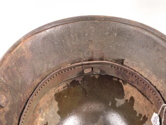 1.Weltkrieg , Stahlhelm Modell 1917. Hersteller ET64 ( Eisenhüttenwerk Thale A.G., Thale a/Harz)  Ungereinigtes Stück, Nieten und Ring original und vermutlich ursprünglich zugehörig.