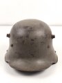 1.Weltkrieg , Stahlhelm Modell 1917. Hersteller ET64 ( Eisenhüttenwerk Thale A.G., Thale a/Harz)  Ungereinigtes Stück, Nieten und Ring original und vermutlich ursprünglich zugehörig.
