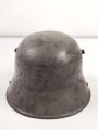 1.Weltkrieg , Stahlhelm Modell 1917. Hersteller ET64 ( Eisenhüttenwerk Thale A.G., Thale a/Harz)  Ungereinigtes Stück, Nieten und Ring original und vermutlich ursprünglich zugehörig.