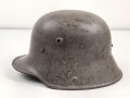 1.Weltkrieg , Stahlhelm Modell 1917. Hersteller ET64 ( Eisenhüttenwerk Thale A.G., Thale a/Harz)  Ungereinigtes Stück, Nieten und Ring original und vermutlich ursprünglich zugehörig.