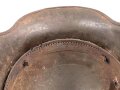 1.Weltkrieg , Stahlhelm Modell 1917. Hersteller ET64 ( Eisenhüttenwerk Thale A.G., Thale a/Harz)  Ungereinigtes Stück, Nieten und Ring original und vermutlich ursprünglich zugehörig.