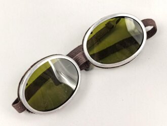 Getönte Brille mit Aluminiumrahmen, sieht man so immer wieder auf Fotos bei Angehörigen der Gebirgstruppe. Ungetragenes Stück, grüne Chelluloidgläser